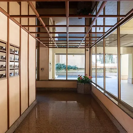 Lägenhet Elegant Comfy Three-rooms In Eur With Parking