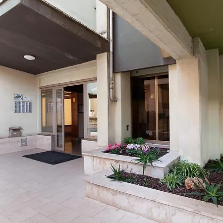 Lägenhet Elegant Comfy Three-rooms In Eur With Parking