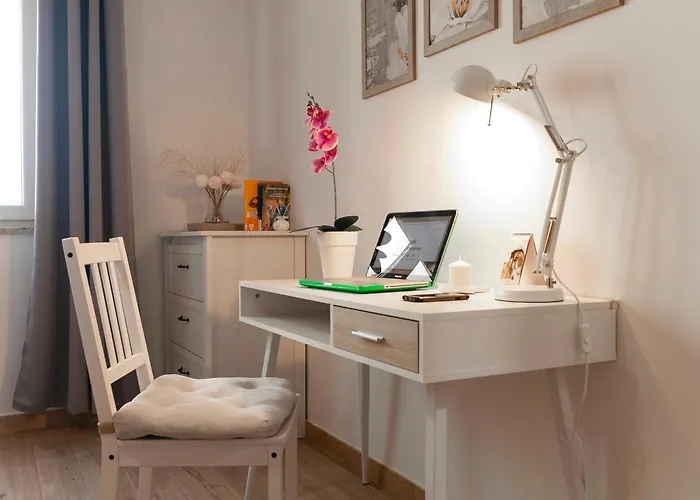 Апартаменты Elegant Comfy Three-rooms In Eur With Parking