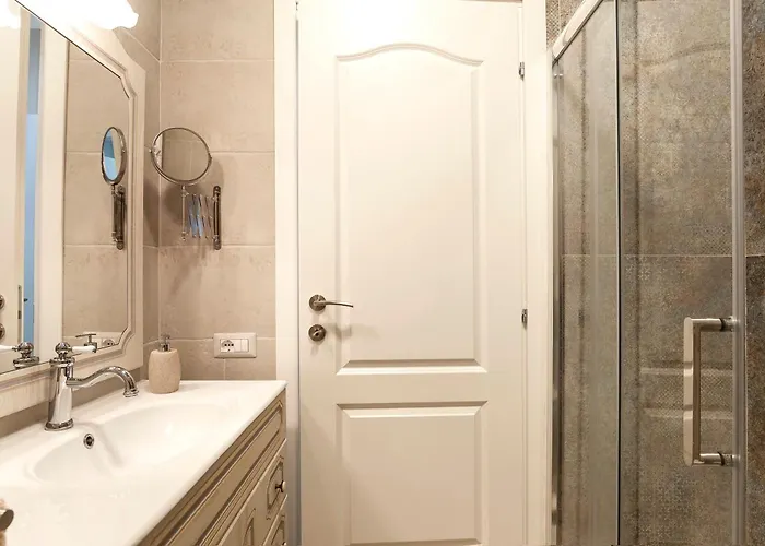 Апартаменты Elegant Comfy Three-rooms In Eur With Parking Рим